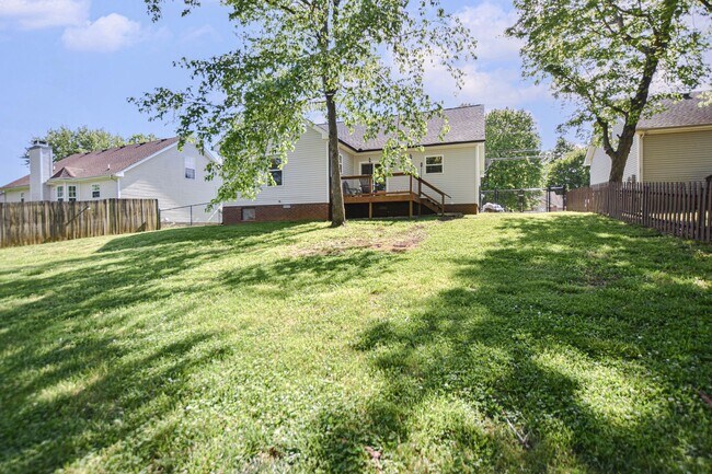Building Photo - Pet Friendly Three Bedroom!