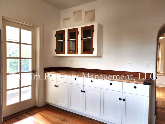 Building Photo - 4542 NE 32nd Pl