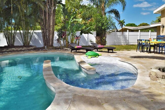 Building Photo - 2226 Siesta Dr