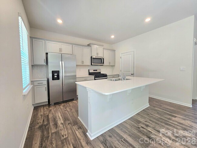 Building Photo - 3854 Rosewood Dr