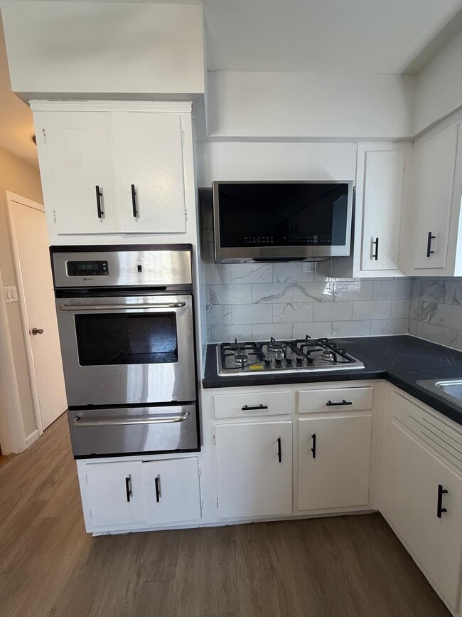 Building Photo - 10 E 10th St