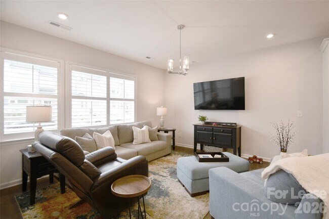 Building Photo - 114 Isleworth Ave