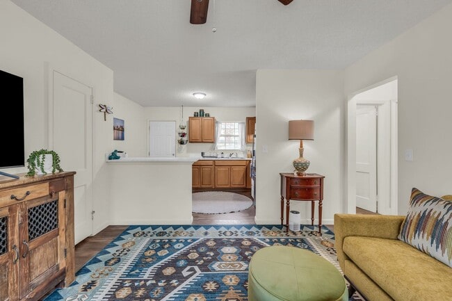 Building Photo - 306-306 Glenwood Cir