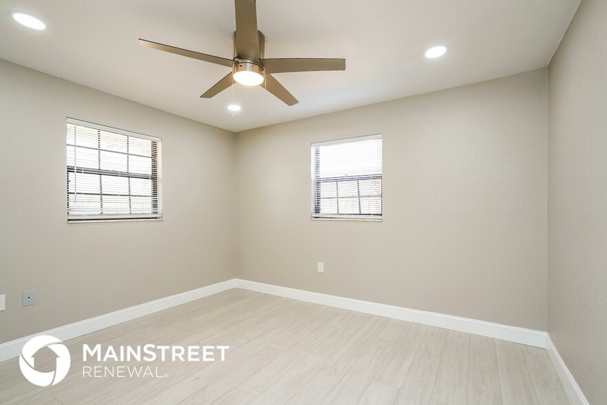 Building Photo - 1810 SW 21st Ln