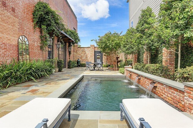 Building Photo - 808 Coronado St