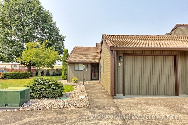 Building Photo - 2 Bed, 2 Bath Townhouse in Felida/Salmon C...