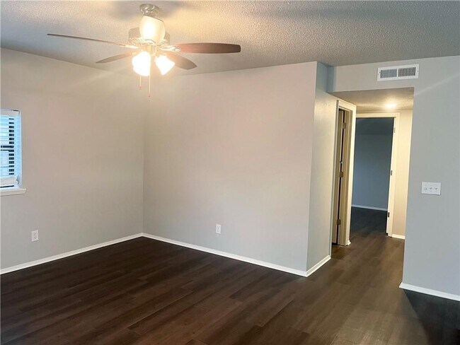 Building Photo - 428 SE G St