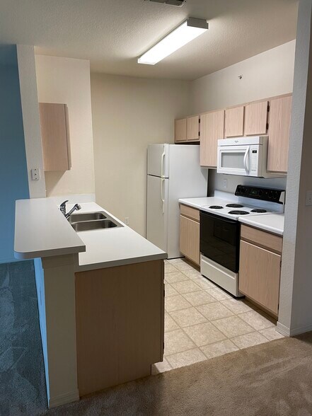 Building Photo - 5455 Vineland Rd