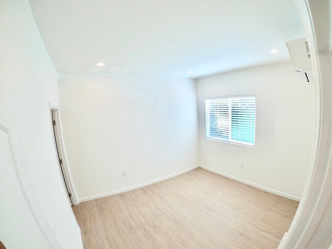 Building Photo - 859 W 43rd Pl