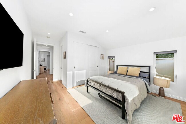 Building Photo - 530 S Bentley Ave