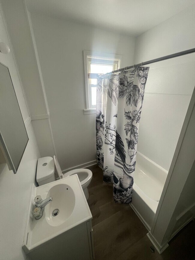 Building Photo - Cute 2 Bed/1bath home close to school