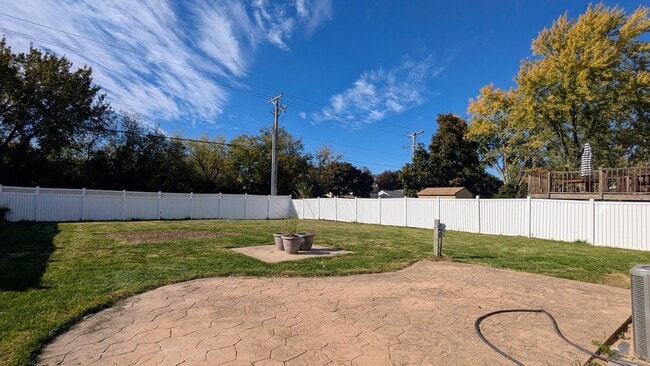 Building Photo - 650 Shining Water Dr