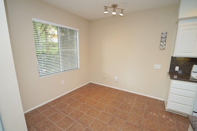 Building Photo - Bordeaux 1 + 1 Condo in Santa Clarita!