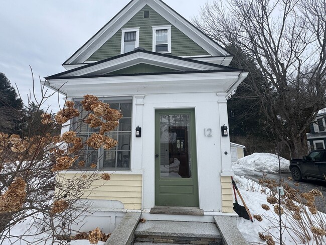 Building Photo - 3 bedroom, 2.5 bath home walking distance to Dartmouth College