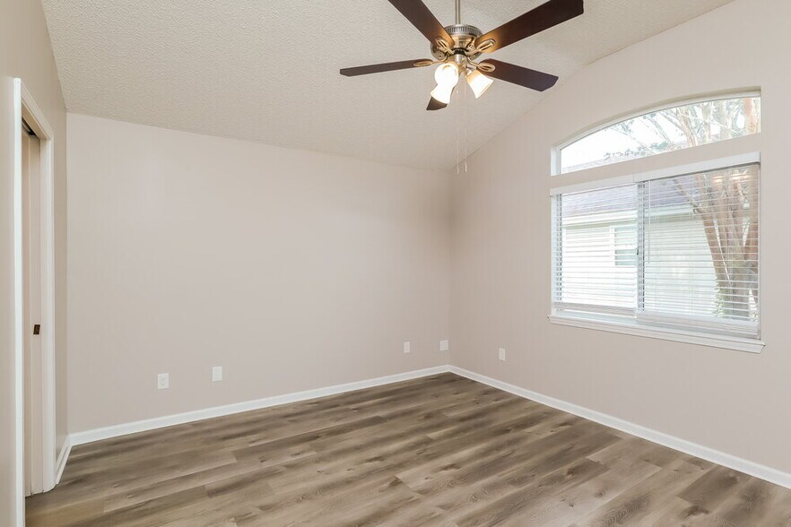 Building Photo - 2978 Centerwood Dr N