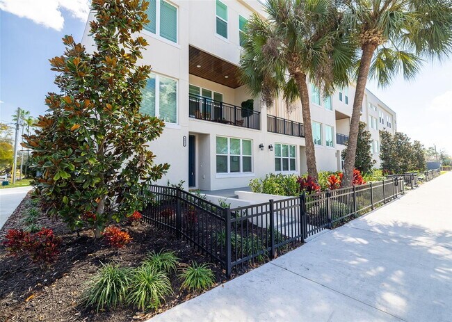 Building Photo - Beautiful Townhouse in Seminole Heights