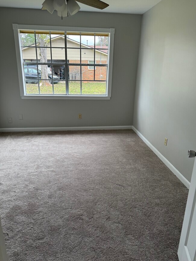 Building Photo - 914 Maureen St