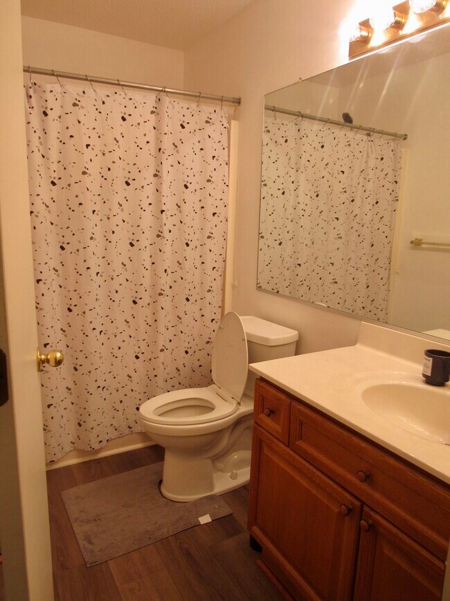 Building Photo - 302 S Hill Ln