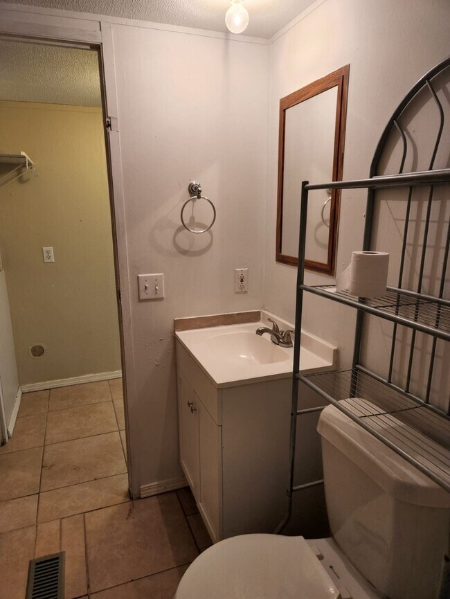 Building Photo - 421 E Zipp Rd