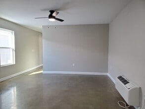 Building Photo - 3 Bedroom, 1 Bath House