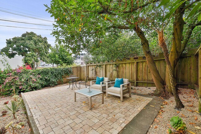 Building Photo - Cole Valley: Bright Top Floor Unfurnished 1 Bed 1 Bath with Garage Parking