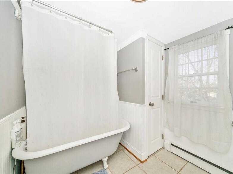 Building Photo - 313 S Market St