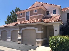 Building Photo - Great Condo, Convenient Location in a Gated Community