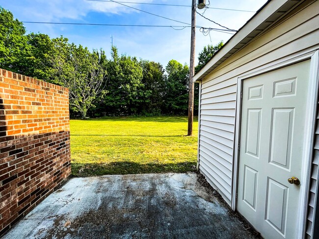 Building Photo - Charming Brick Townhome in Clemmons/Winston Salem w/ Community Pool!