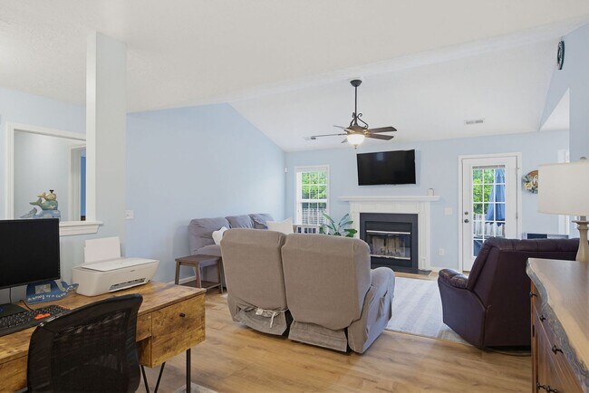 Building Photo - Beautiful home in The Neighborhoods of Holly Ridge