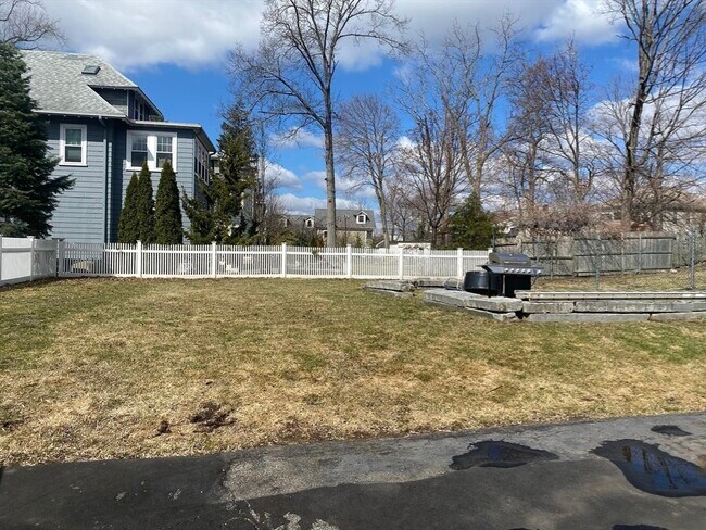 Building Photo - 93 Jewett St