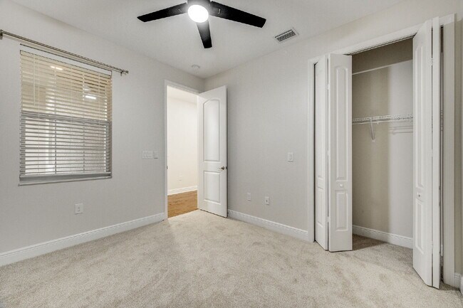 Building Photo - 3 bedroom Loren Cove Unit with Access to A...