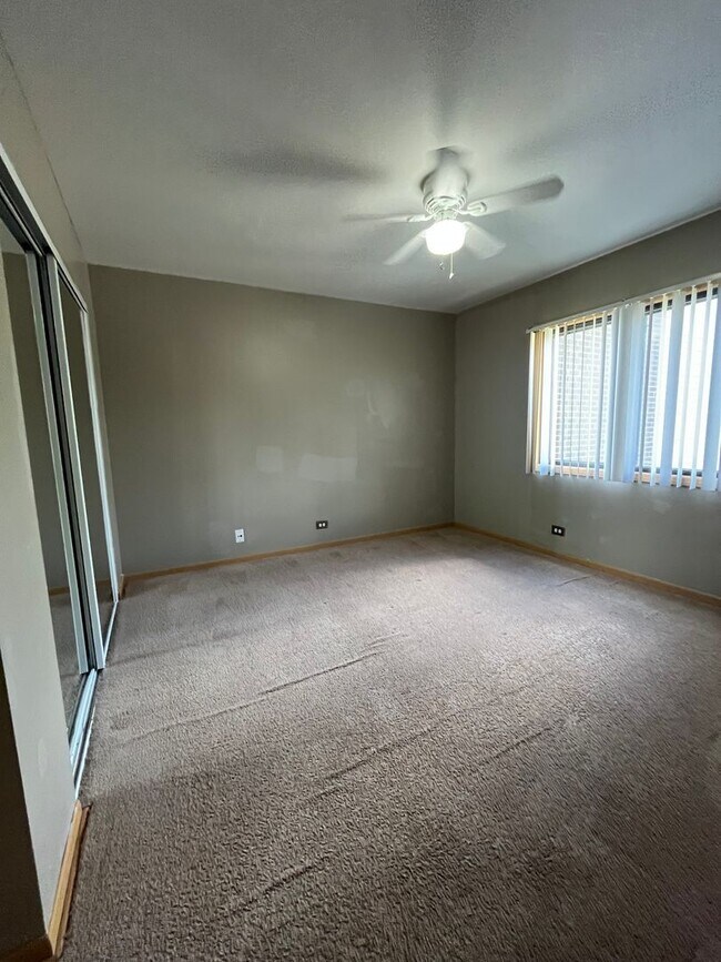 Building Photo - Runaway bay Condo Apartment