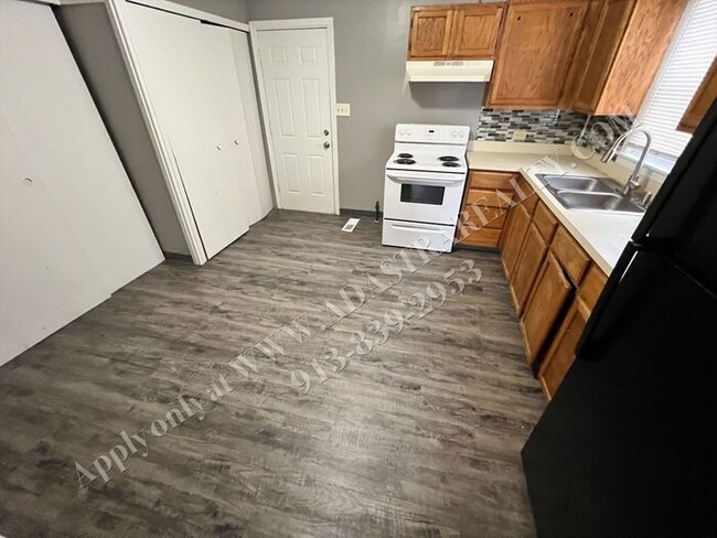 Building Photo - Nice 4 Bed 1.5 Bath Home in KCMO-Available NOW!!