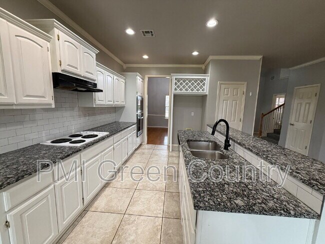 Building Photo - 4419 W Detroit Pl