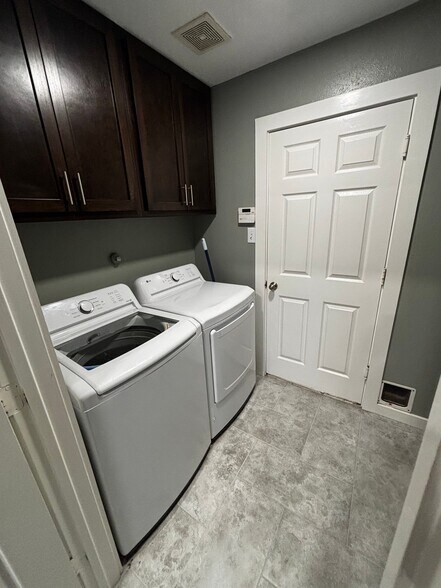 Building Photo - 4623 Village Park Dr
