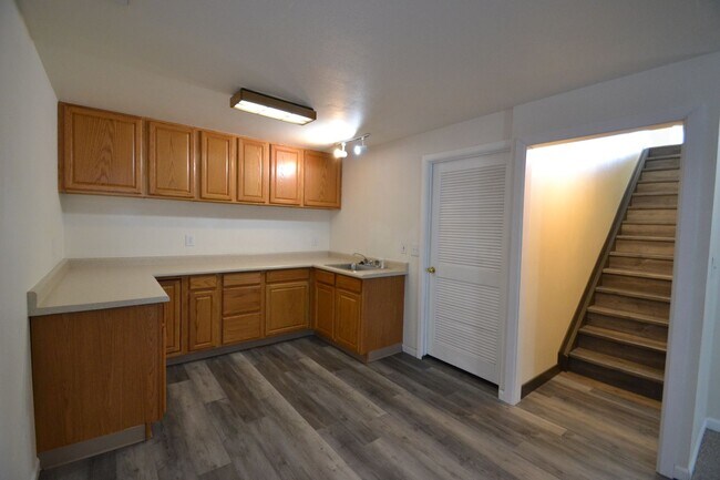 Building Photo - 5 Bed 3 Bath Ranch with Finished Basement