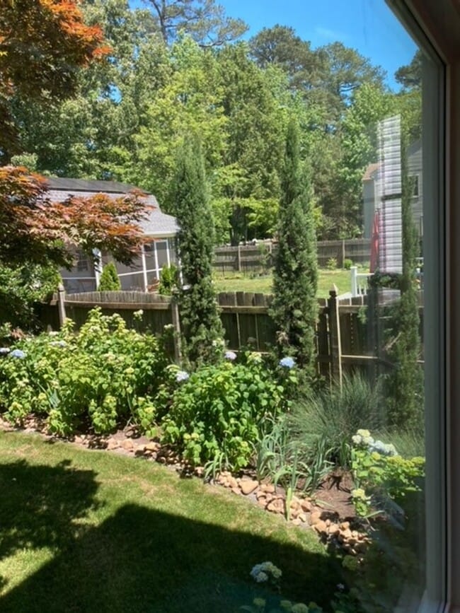 Building Photo - 117 Runaway Ln