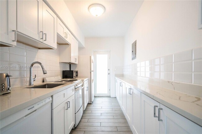 Building Photo - 1750 S Treasure Dr