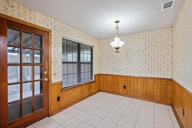Building Photo - 504 Warbler Dr