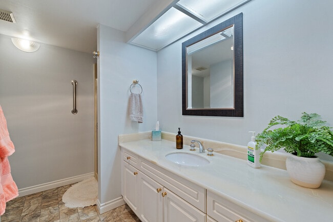 Building Photo - 15512 Country Club Dr