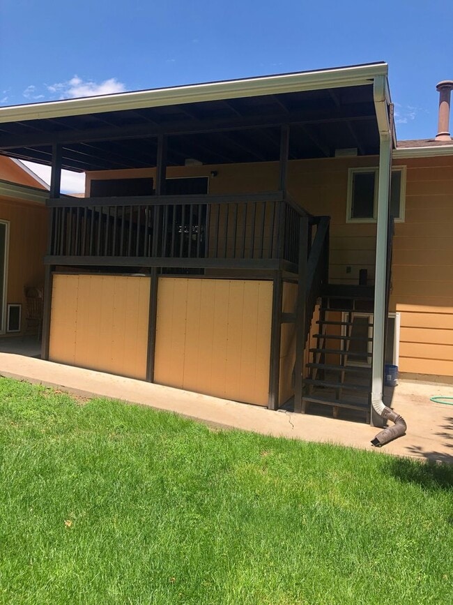 Building Photo - Half of a Duplex Available - 4 Bedroom 2 Bathroom in Lakewood