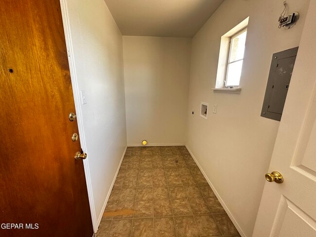 Building Photo - 5719 Bainbridge Ave