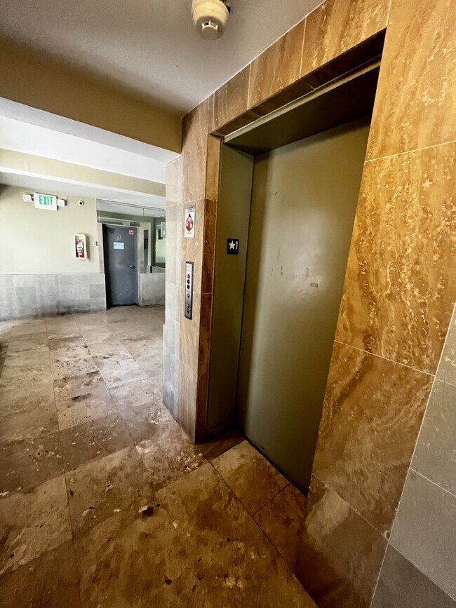 Building Photo - 1441 Lincoln Rd