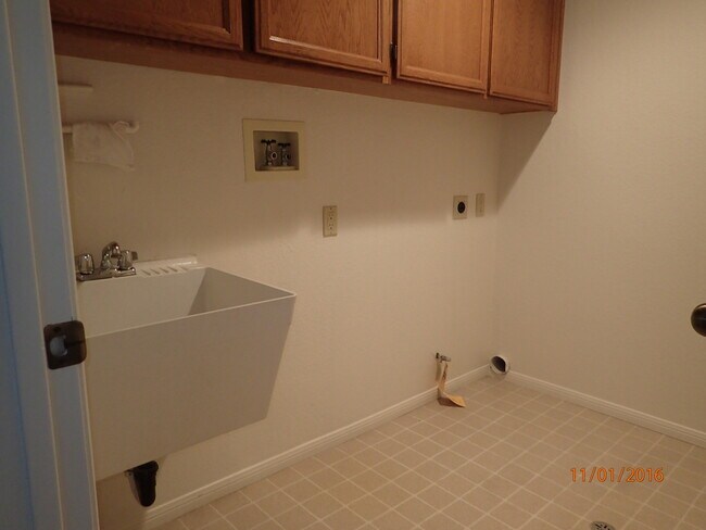 Building Photo - 4 Bedroom, 2.5 Bath House w/2 Garages on 1...
