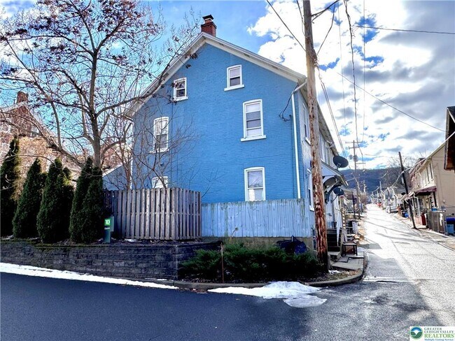 Building Photo - 527 Bradley St