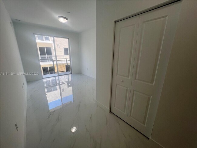 Building Photo - 1010 SW 69th Ave