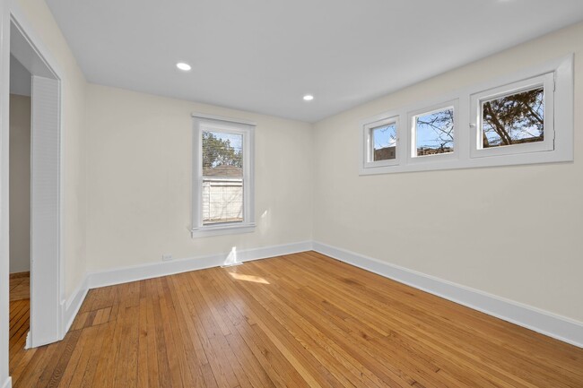 Building Photo - 823 Deerfield Rd