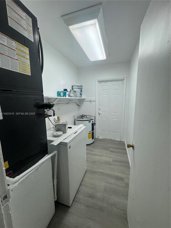 Building Photo - 1633 NW 8th Ave