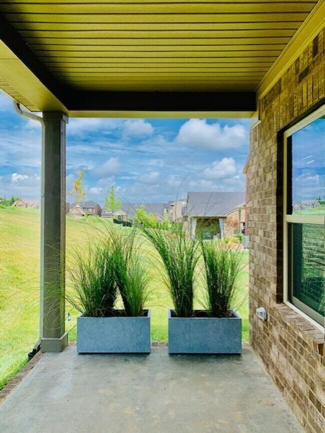 Building Photo - Available NOW!  Stunning 4 bed, 2.5 bath residence in the highly sought-after Foxland Harbor Golf...
