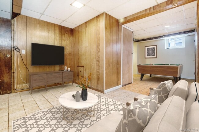 Building Photo - 721 River St